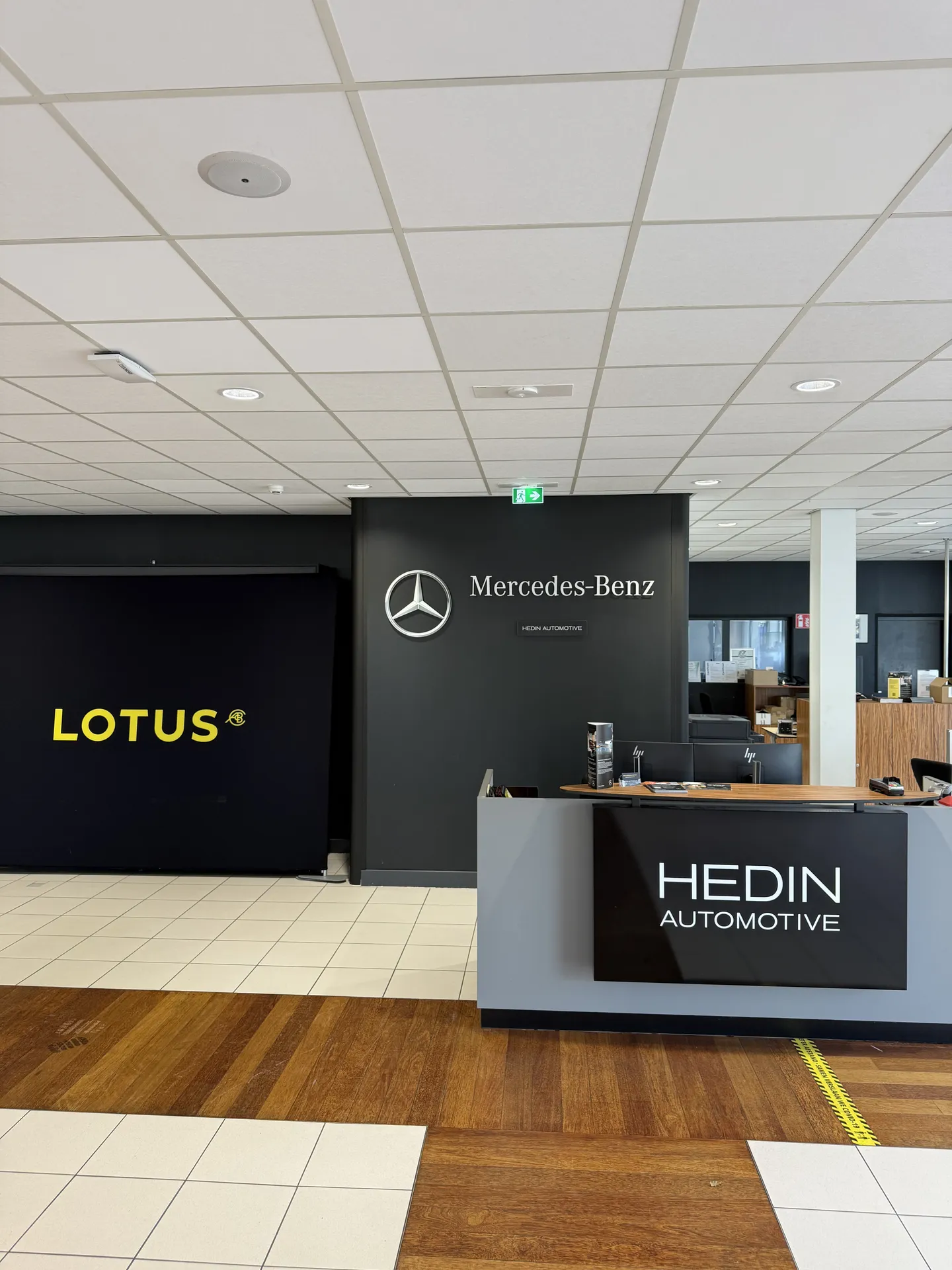 Showroom en balie met LED-verlichting bij Hedin Automotive