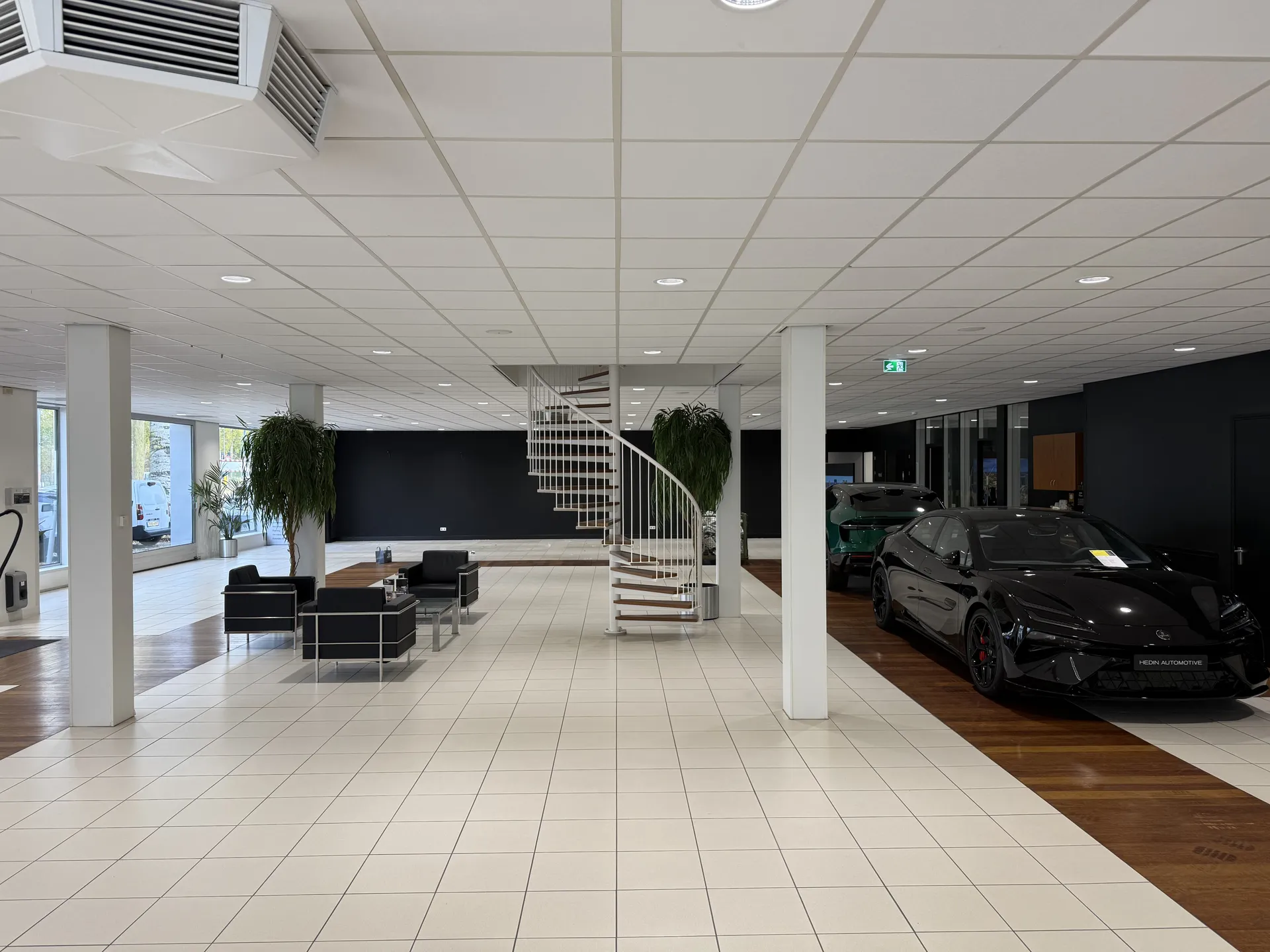 Heldere LED-verlichting in de autoshowroom van Hedin Automotive
