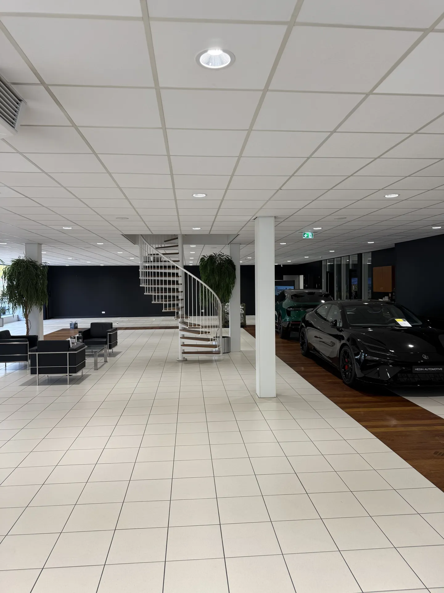 Basislicht met downlights, accent met railspots