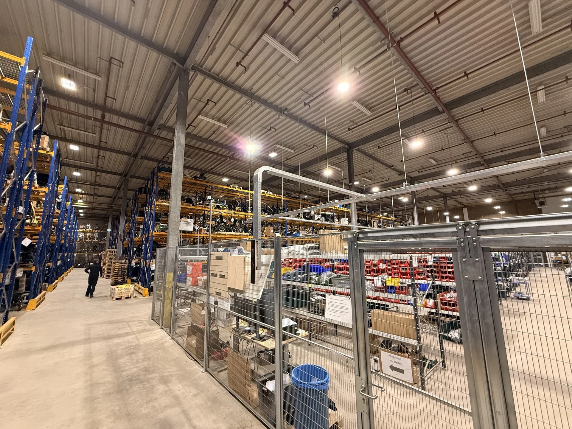 Gangpaden in het magazijn van Medipoint met gelijkmatige LED-verlichting