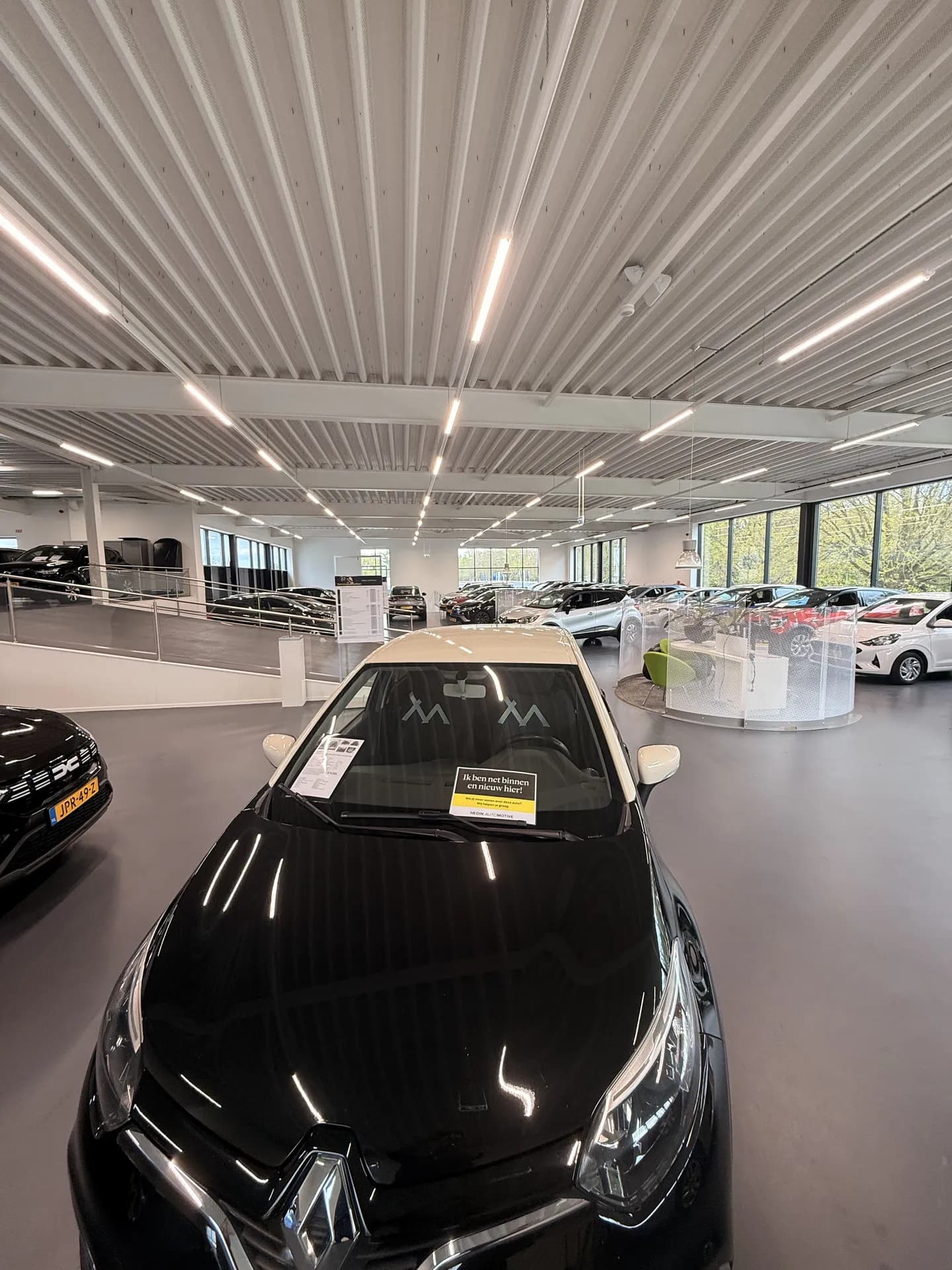 Auto's in de showroom onder gelijkmatige LED-verlichting