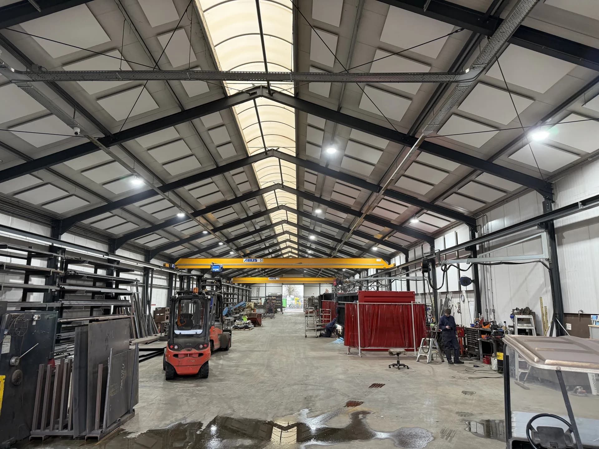 Highbay-armaturen hoog in de constructie van de hal bij Vernooy Containers Tiel