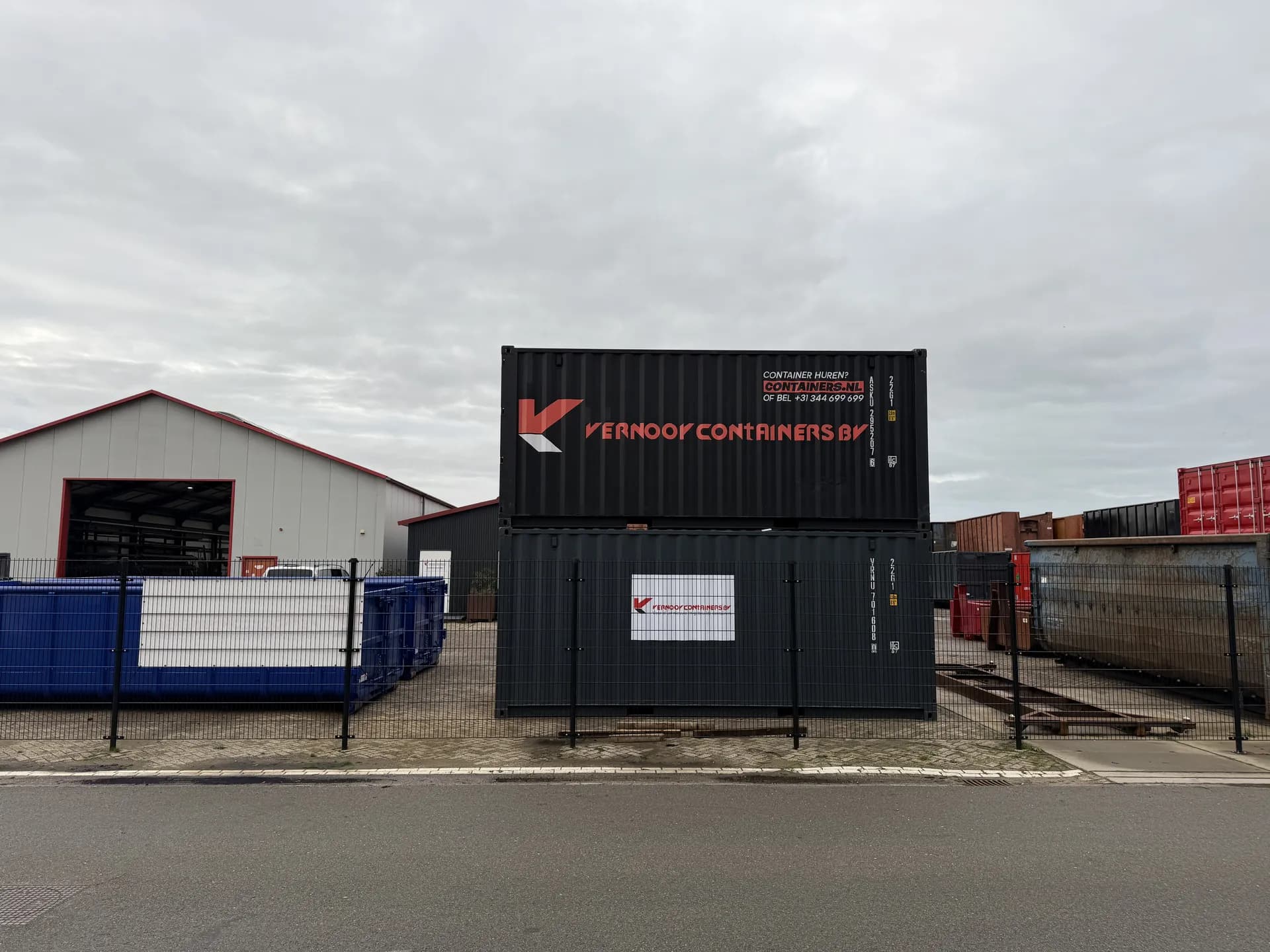 Heldere werkplaatsverlichting in de productiehal van Vernooy Containers